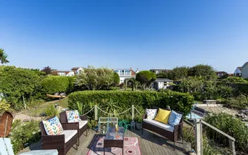 Spring 2025 breaks sunshine records - and adds up to £22K to your garden’s value  - Julian Wadden